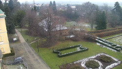 Příjezdová cesta k zámku