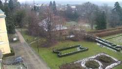 Příjezdová cesta k zámku