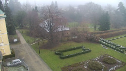 Příjezdová cesta k zámku