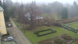 Příjezdová cesta k zámku