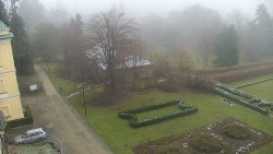 Příjezdová cesta k zámku