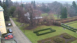 Příjezdová cesta k zámku