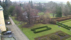 Příjezdová cesta k zámku