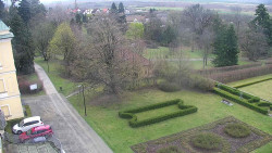 Příjezdová cesta k zámku