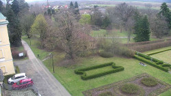 Příjezdová cesta k zámku