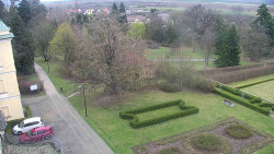 Příjezdová cesta k zámku