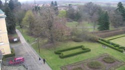 Příjezdová cesta k zámku