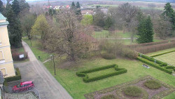 Příjezdová cesta k zámku