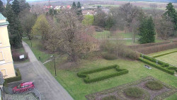 Příjezdová cesta k zámku