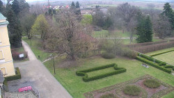 Příjezdová cesta k zámku