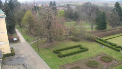 Příjezdová cesta k zámku