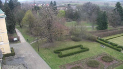 Příjezdová cesta k zámku