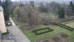 Příjezdová cesta k zámku