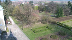 Příjezdová cesta k zámku