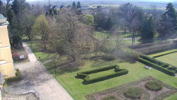 Příjezdová cesta k zámku