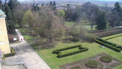 Příjezdová cesta k zámku