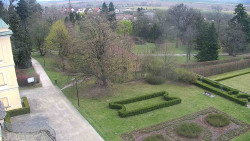 Příjezdová cesta k zámku