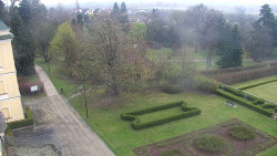 Příjezdová cesta k zámku