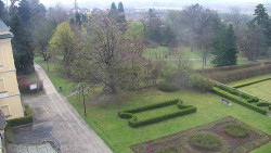 Příjezdová cesta k zámku