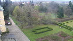 Příjezdová cesta k zámku