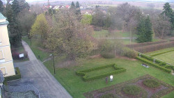 Příjezdová cesta k zámku