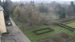 Příjezdová cesta k zámku