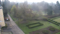 Příjezdová cesta k zámku