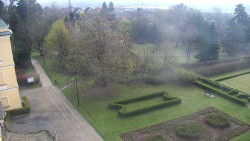 Příjezdová cesta k zámku