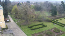 Příjezdová cesta k zámku