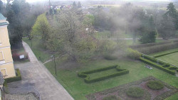 Příjezdová cesta k zámku