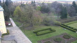 Příjezdová cesta k zámku