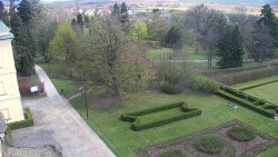 Příjezdová cesta k zámku