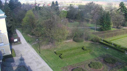 Příjezdová cesta k zámku