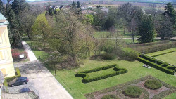 Příjezdová cesta k zámku