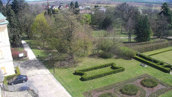 Příjezdová cesta k zámku