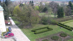 Příjezdová cesta k zámku