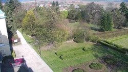 Příjezdová cesta k zámku