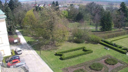 Příjezdová cesta k zámku