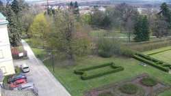 Příjezdová cesta k zámku