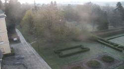 Příjezdová cesta k zámku