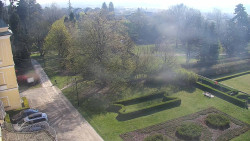 Příjezdová cesta k zámku