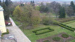 Příjezdová cesta k zámku