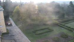 Příjezdová cesta k zámku