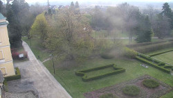 Příjezdová cesta k zámku