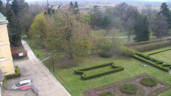 Příjezdová cesta k zámku