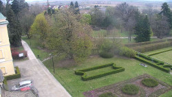 Příjezdová cesta k zámku