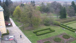 Příjezdová cesta k zámku