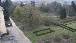 Příjezdová cesta k zámku