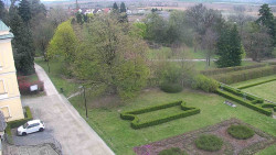 Příjezdová cesta k zámku