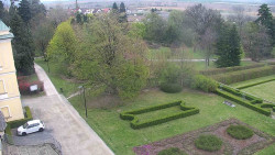 Příjezdová cesta k zámku